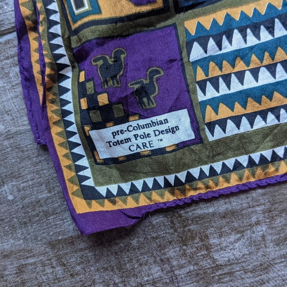 Pre-Columbian Totem Pole Design Scarf - Picture 2 of 5